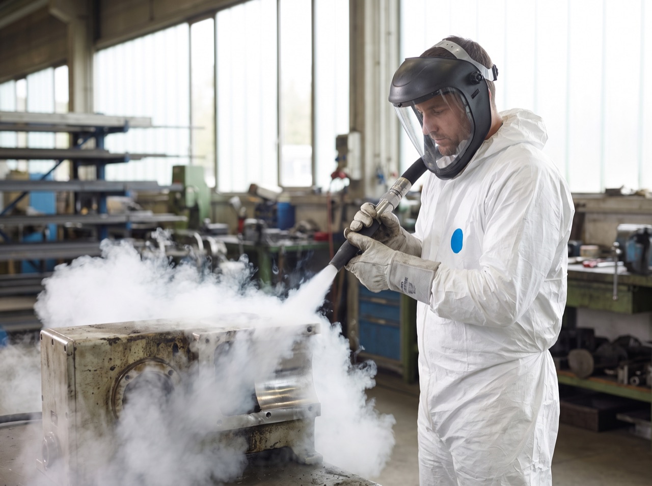 Trockeneisreinigung einer Industrieanlage – rückstandsfreies Trockeneisstrahlen durch einen Techniker